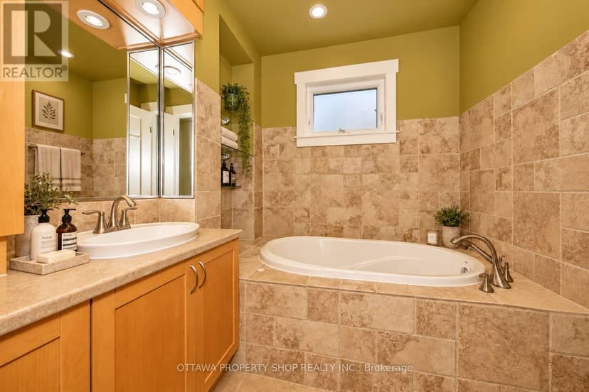 3146 Dumaurier Avenue — photo 17 of 35