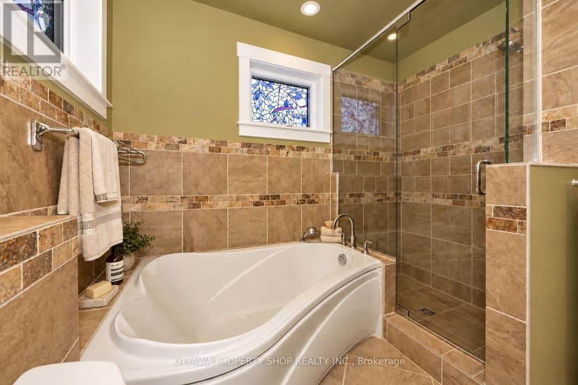 3146 Dumaurier Avenue — photo 18 of 35