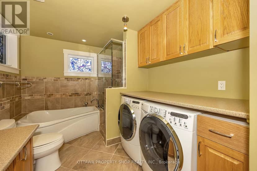 3146 Dumaurier Avenue — photo 19 of 35