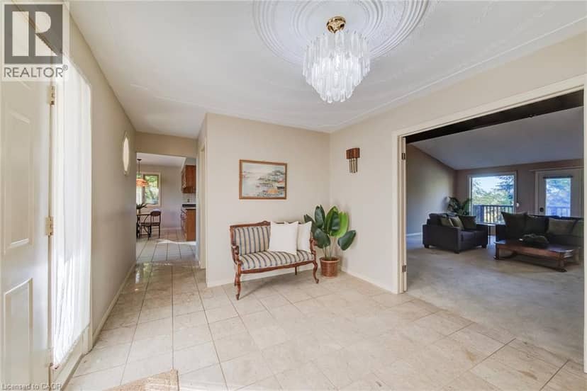 44 GREENSVIEW Drive — photo 4 of 40
