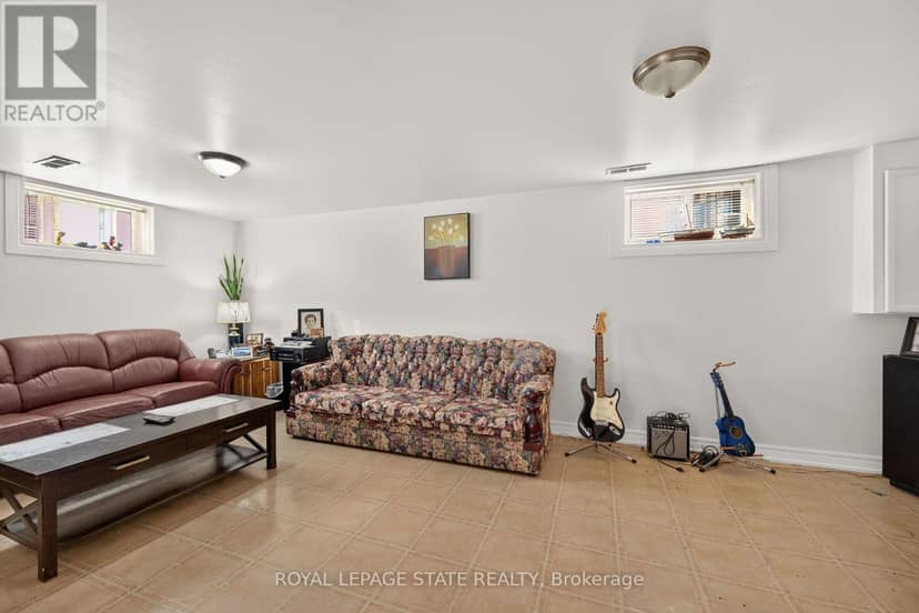 411 Queen Victoria Drive — photo 34 of 40