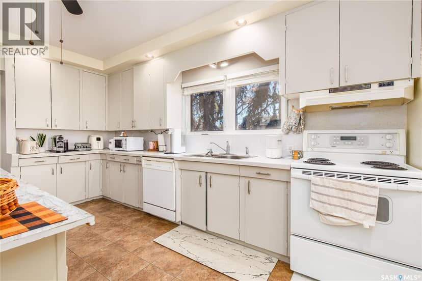 303 Lillooet STREET W — photo 12 of 40