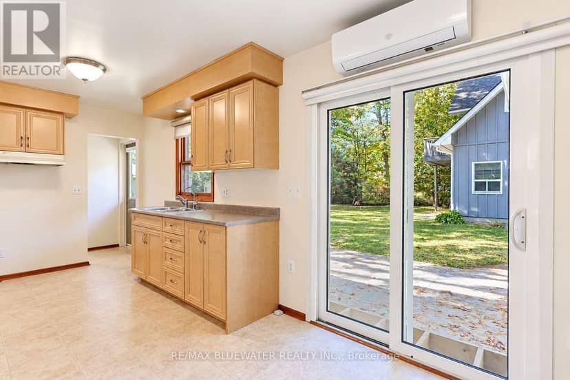 10138 Edmonds Boulevard — photo 12 of 40