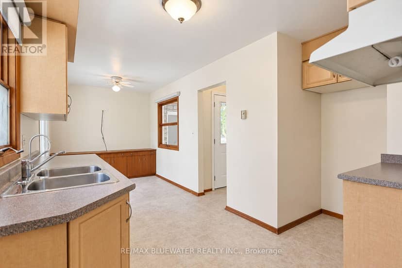10138 Edmonds Boulevard — photo 13 of 40