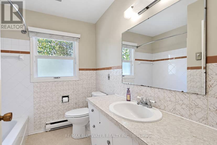 10138 Edmonds Boulevard — photo 17 of 40