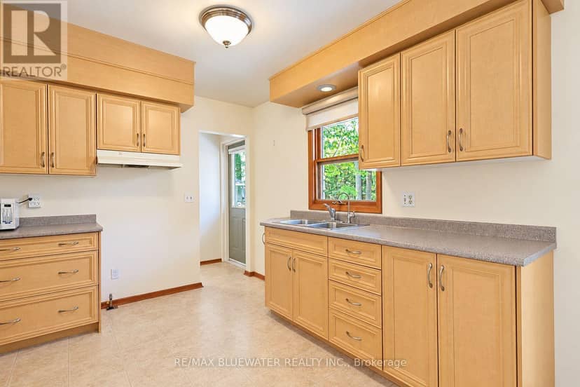 10138 Edmonds Boulevard, Lambton Shores, photo 3