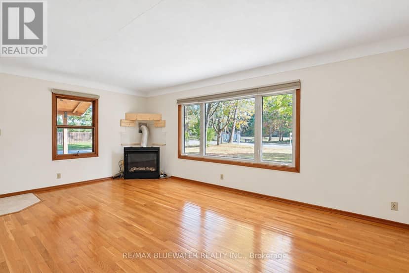 10138 Edmonds Boulevard — photo 9 of 40