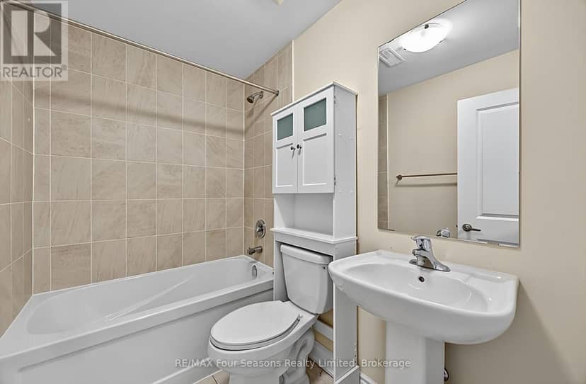 100 Kari Crescent — photo 32 of 40