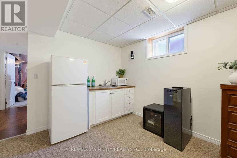 934 Zeller Crescent — photo 16 of 35