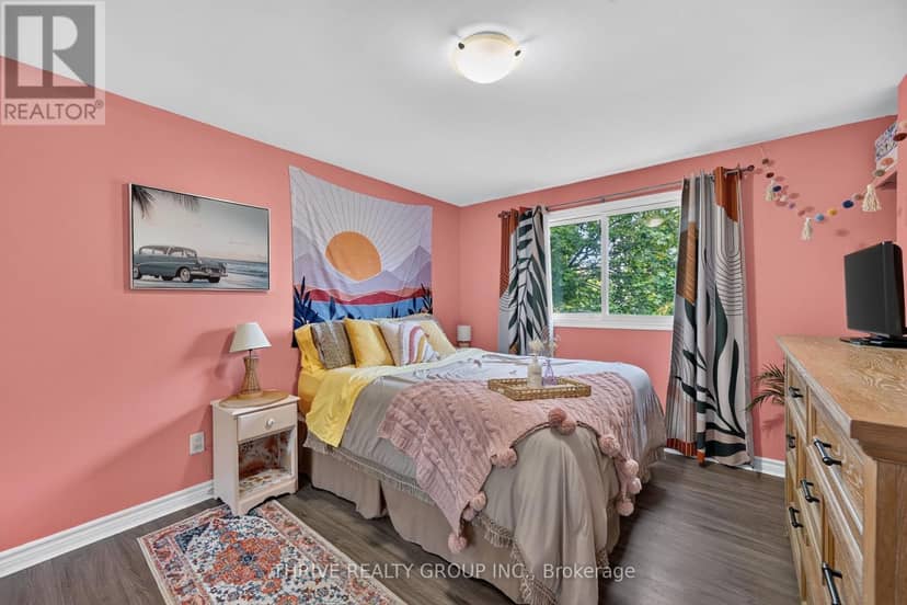 34 - 300 Sandringham Crescent — photo 17 of 28