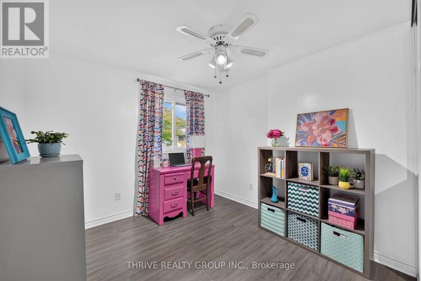 34 - 300 Sandringham Crescent — photo 18 of 28