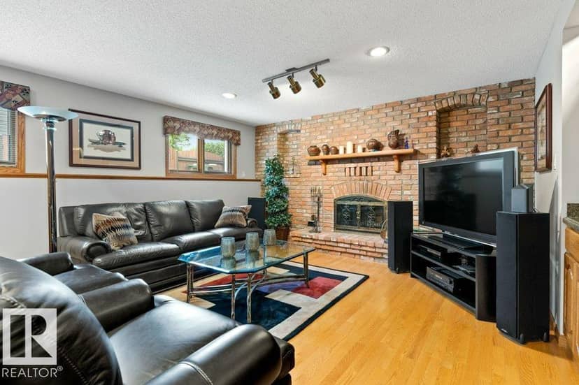 21 Lorne Cr — photo 13 of 40