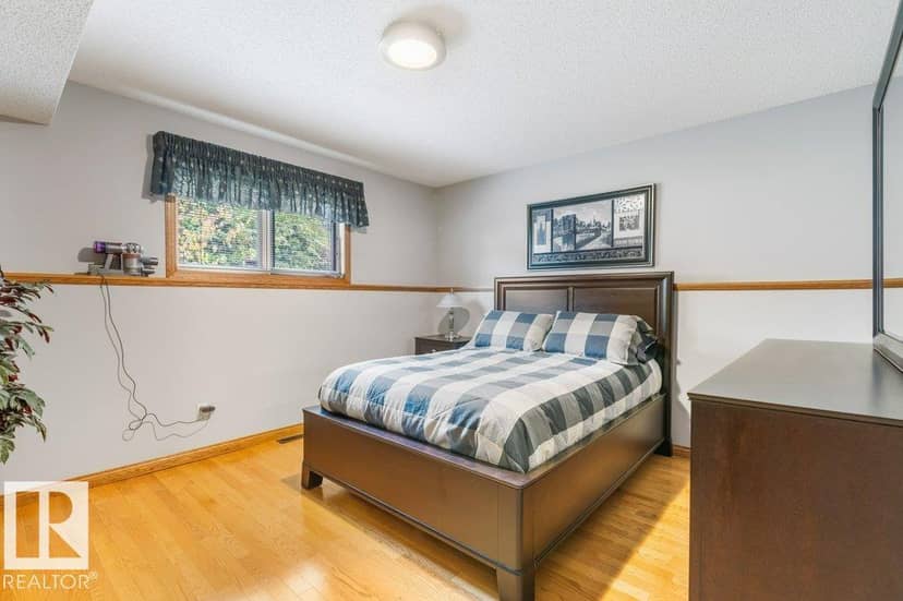 21 Lorne Cr — photo 15 of 40