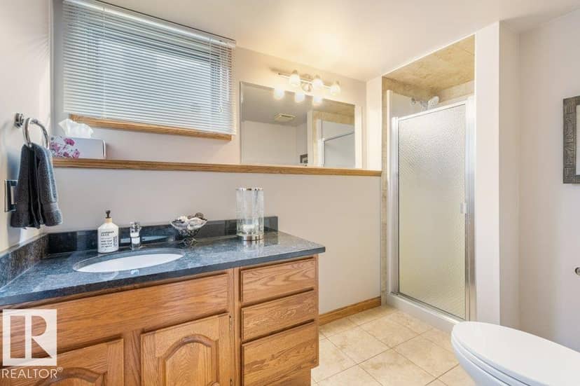 21 Lorne Cr — photo 30 of 40