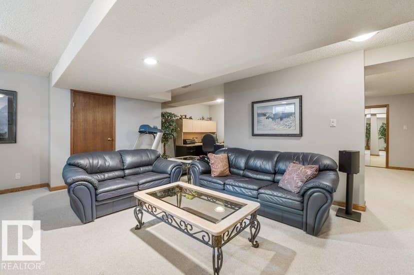 21 Lorne Cr — photo 33 of 40