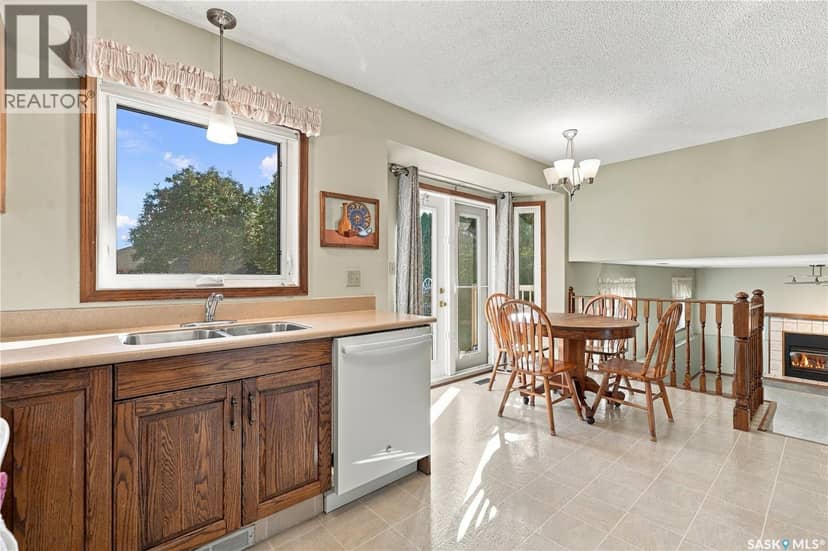 518 Bronson CRESCENT — photo 15 of 40