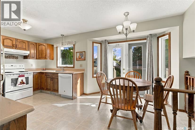 518 Bronson CRESCENT — photo 9 of 40