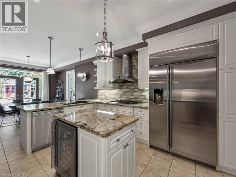 80 SUTHERLAND Crescent — photo 10 of 36
