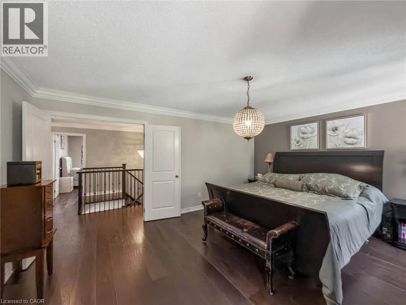80 SUTHERLAND Crescent — photo 16 of 36