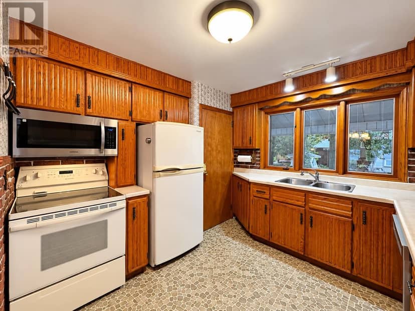367 Northern Ave. E. — photo 16 of 39