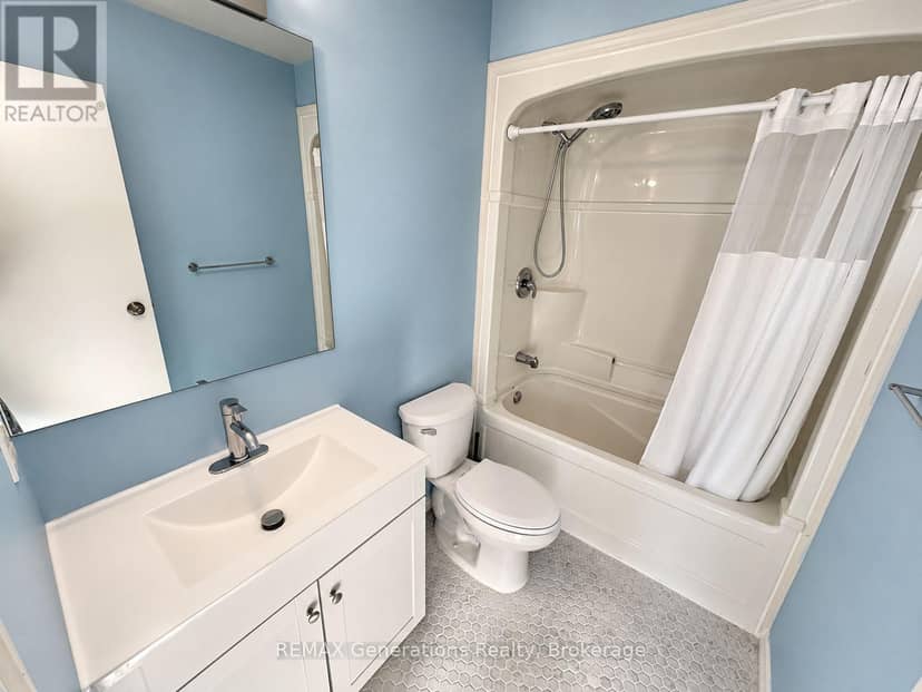 490 Lanark Crescent — photo 9 of 19