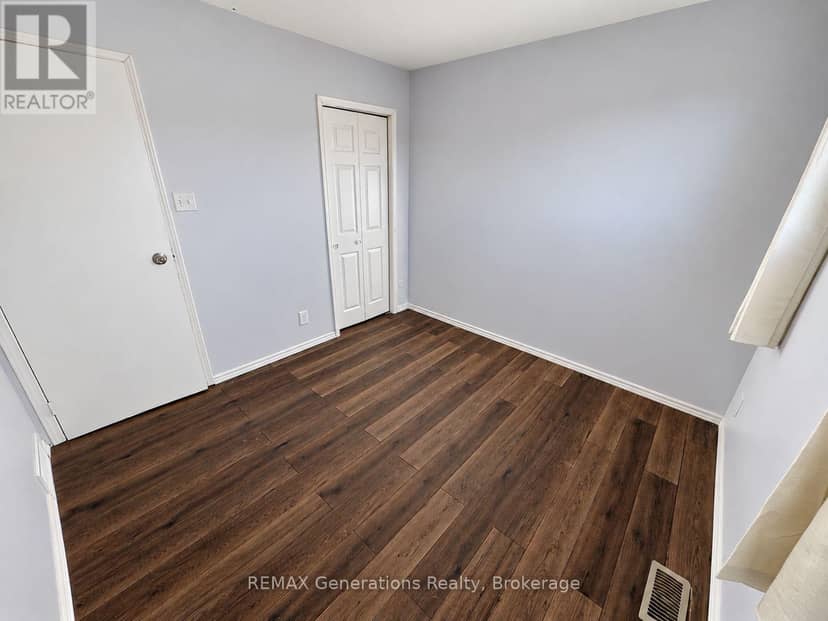 490 Lanark Crescent — photo 15 of 19