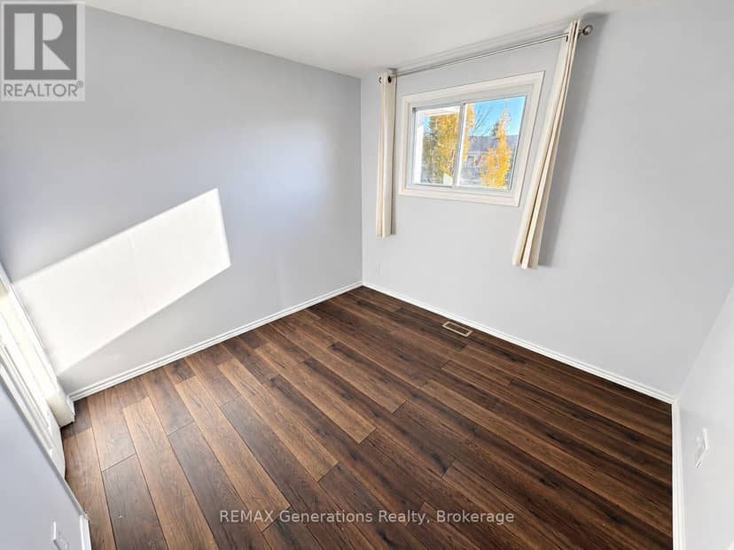 490 Lanark Crescent — photo 14 of 19