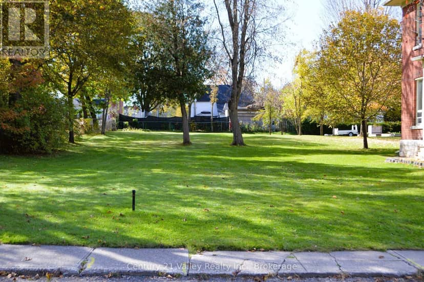 22 Lorne Street N, Renfrew, photo 2