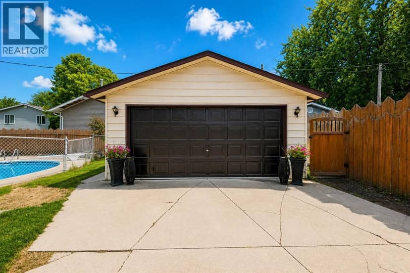 315 Brentwood CRESCENT — photo 33 of 35