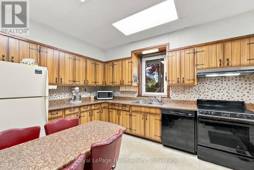 175 Huron Road — photo 16 of 40