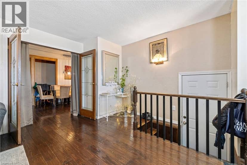 490 QUEEN VICTORIA Drive — photo 9 of 40