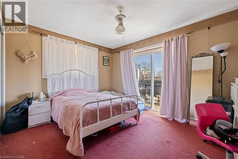 490 QUEEN VICTORIA Drive — photo 11 of 40