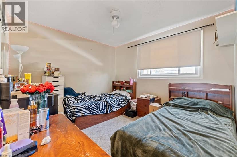 490 QUEEN VICTORIA Drive — photo 26 of 40