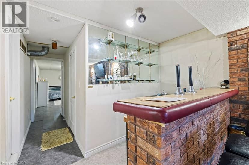490 QUEEN VICTORIA Drive — photo 32 of 40