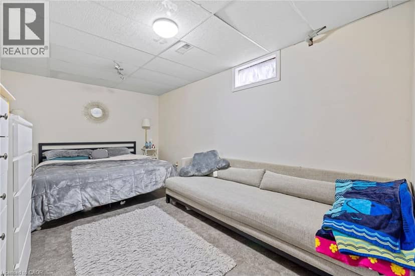490 QUEEN VICTORIA Drive — photo 35 of 40