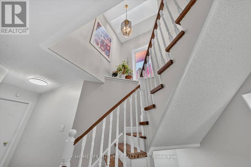 24 Medley Crescent — photo 23 of 40