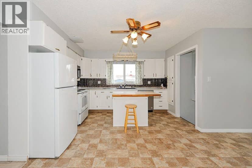 5117 49 Street — photo 10 of 40