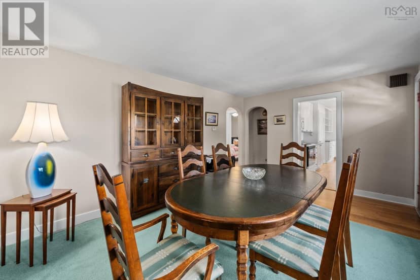 15 Oakdale Crescent — photo 6 of 40