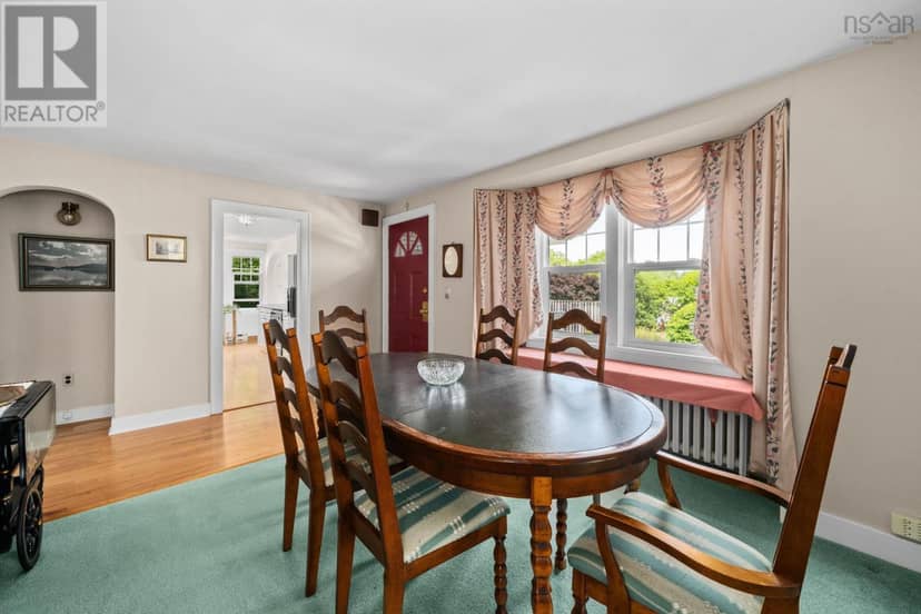 15 Oakdale Crescent — photo 7 of 40