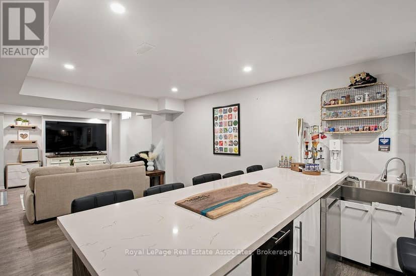 34 Humphrey Street — photo 2 of 40