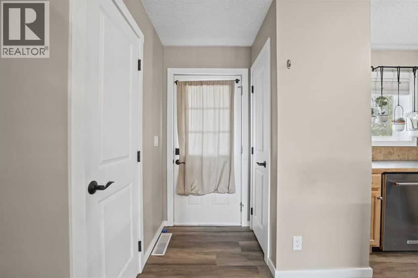 101 Clover Way, Carstairs, photo 5