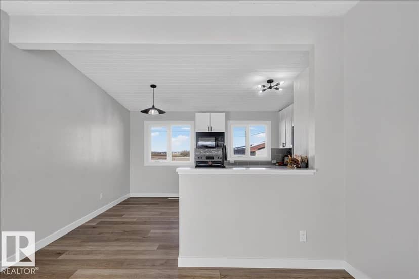 4716 51 AV — photo 10 of 40