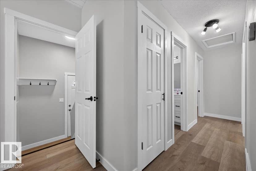 4716 51 AV — photo 17 of 40