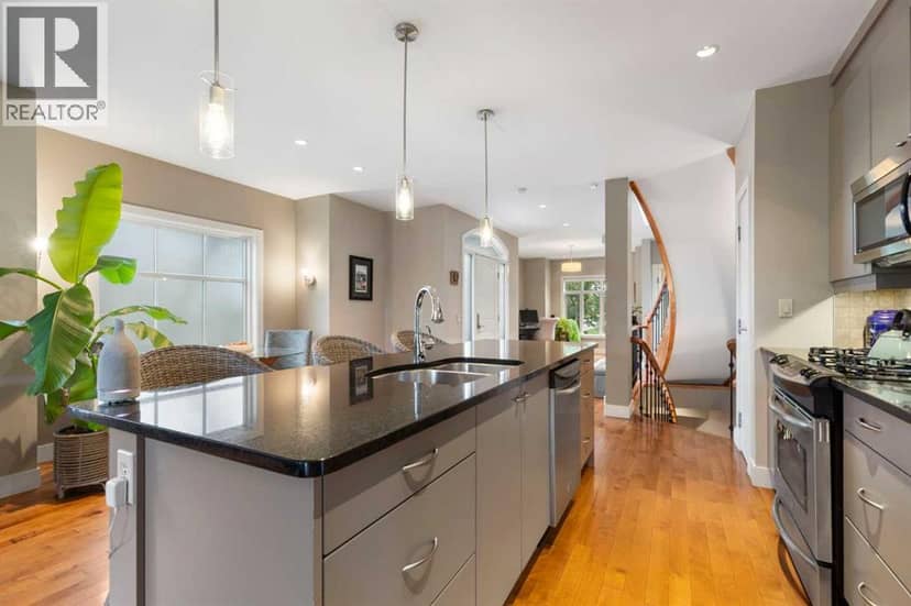5012 20 Street SW — photo 10 of 40