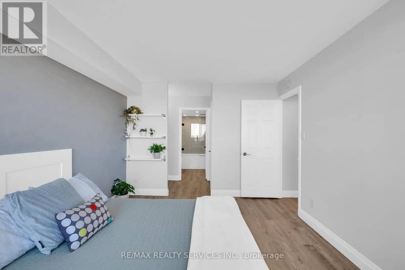 1104 - 880 Dundas Street W — photo 18 of 30