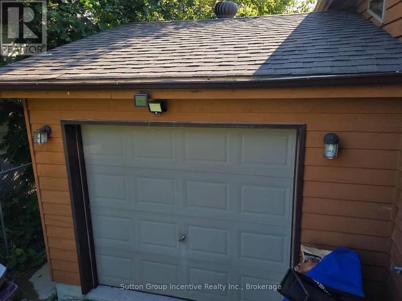 3985 Joyland Drive — photo 3 of 31