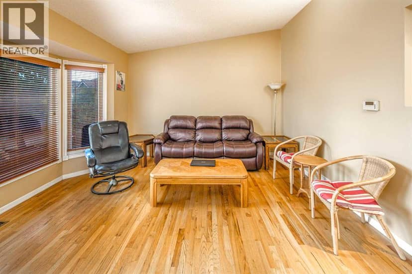 28 Hawkcliff Place NW, Calgary, photo 2