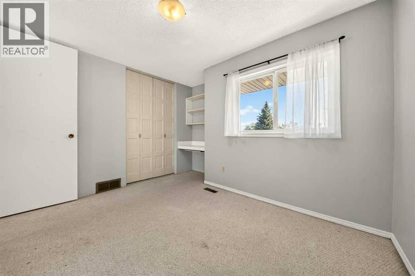 53, 55 Lemoyne Crescent W — photo 29 of 40
