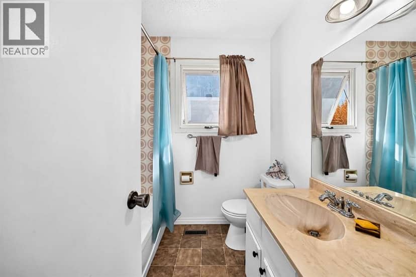 102 4 Avenue SE — photo 31 of 40
