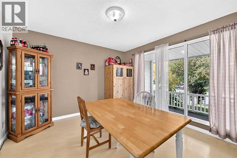 102 4 Avenue SE — photo 11 of 40